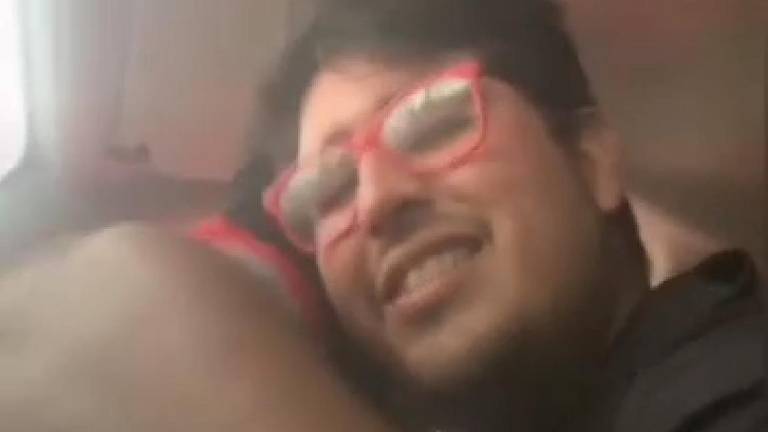 Momentos en que el periodista es sometido por un policía.