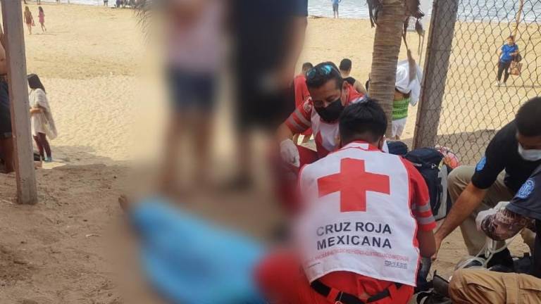 Adulto mayor de Monterrey se ahoga en Playa Brujas, en Mazatlán
