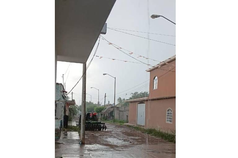 Palmillas, en Escuinapa, cumple más de 30 horas sin luz; familias desesperan por calor y pérdida de alimentos