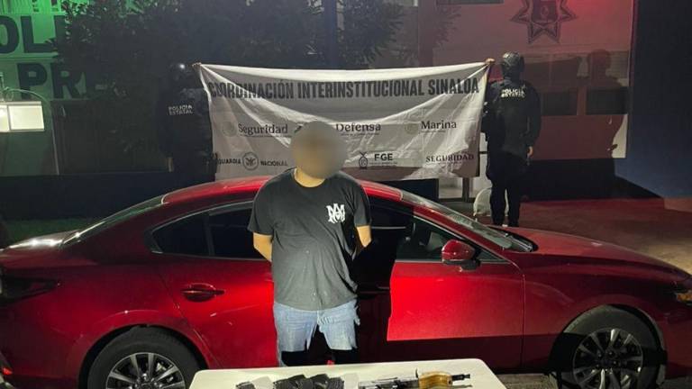 Policía Estatal detuvo a un hombre armado con fusil y municiones en punto de revisión en Culiacán.