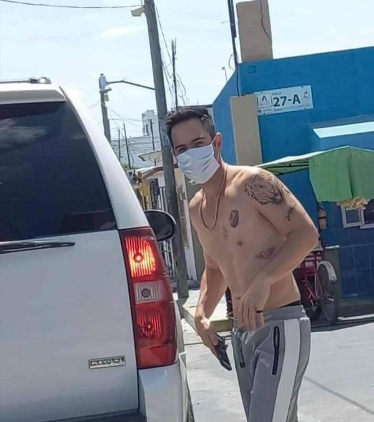 $!Captan a Mauricio Ochmann paseando sin camisa por calles de Campeche