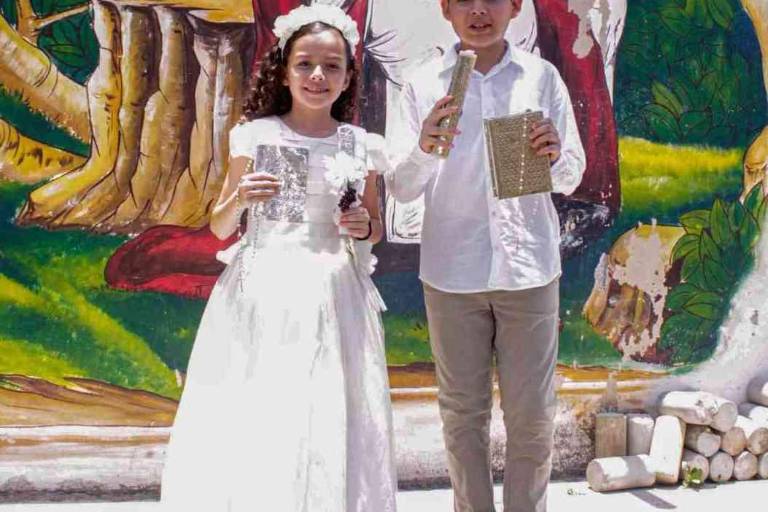 Realizan su primera comunión Regina y Gabriel