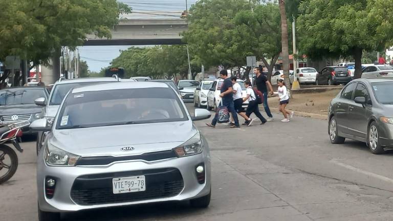 A los alumnos y acompañantes se les complica atravesar la avenida a pie.