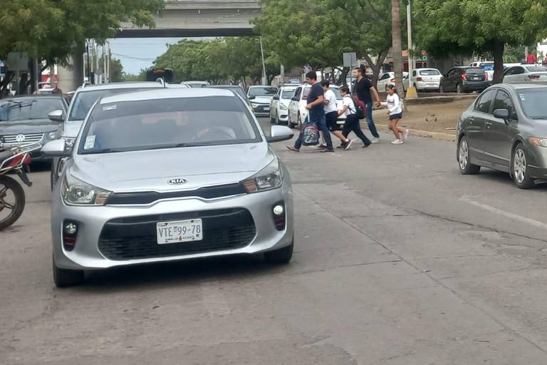 Continúa cruce escolar en la avenida Múnich sin reductores de velocidad ni señalética