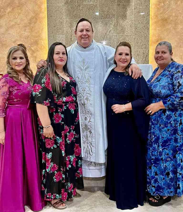 $!El Padre Heriberto entre Mónica, Rosario, Antonieta y Alicia.