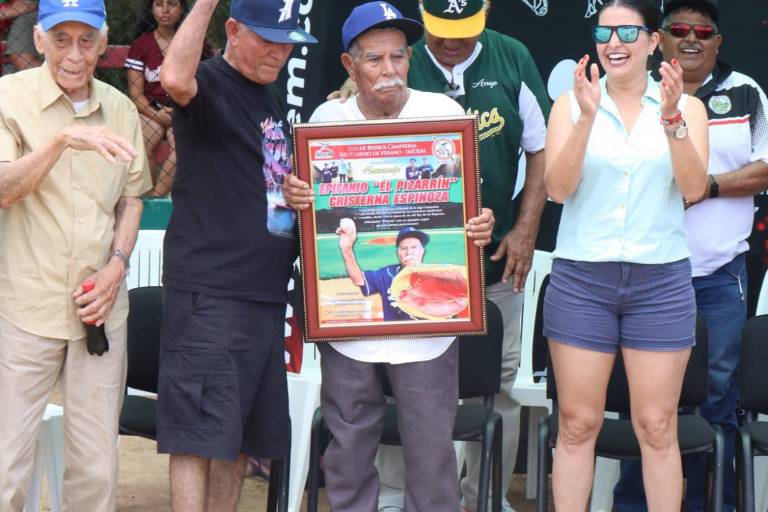 Viven emotivo playball en la Liga Campesina Río Presidio de Verano