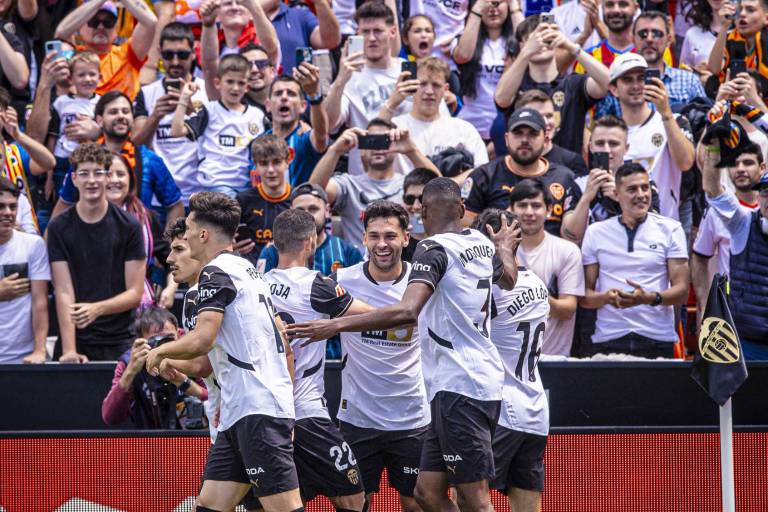 El Valencia, colista tras la primera vuelta y salvado a tres jornadas, sueña con Europa