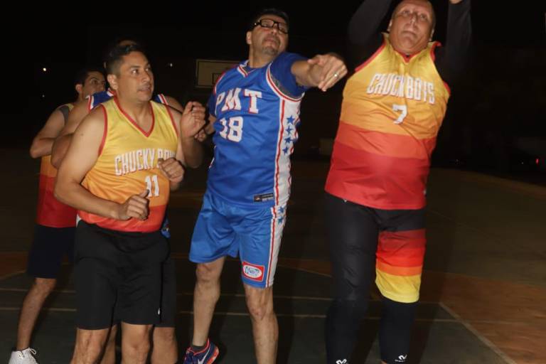 Bahía Azul-Mariscos El Güero saca victoria en Liga Veteranos