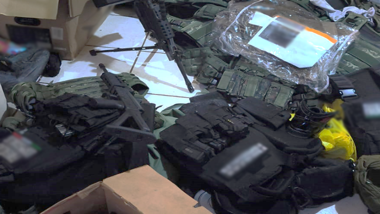 Ejército y Policía Estatal aseguraron armas, explosivos y vehículos en casa de Urbi Alameda del Cedro.