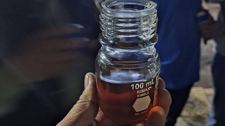 Decenas de vecinos cerraron la avenida Insurgentes Sur, en protesta por el agua contaminada.