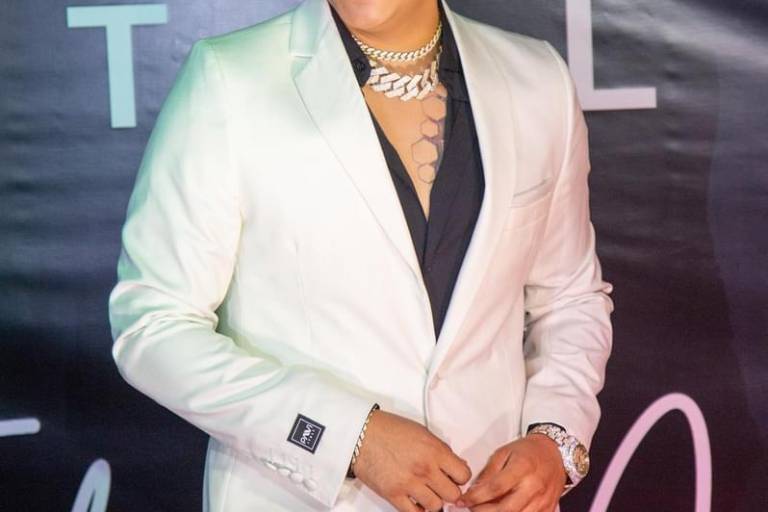 Eduin Caz lanza línea ropa y festeja con artistas del regional