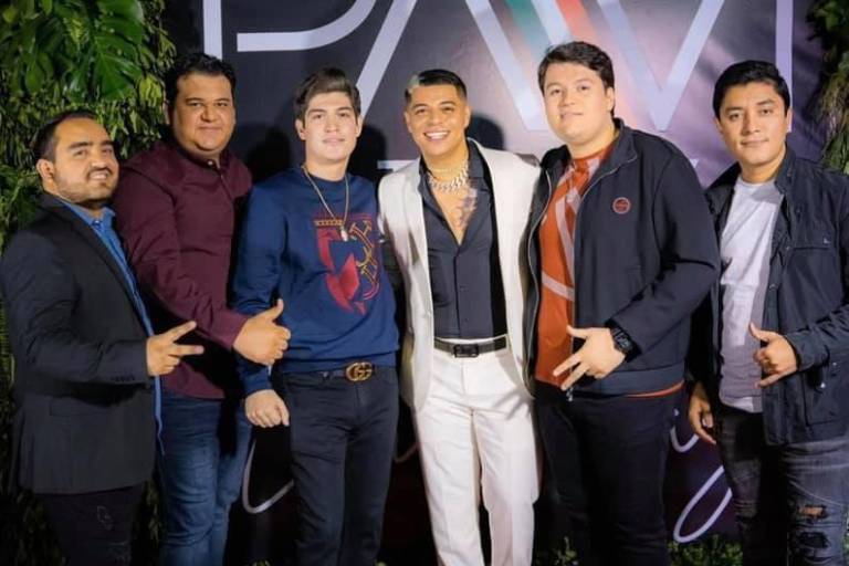 Eduin Caz lanza línea ropa y festeja con artistas del regional