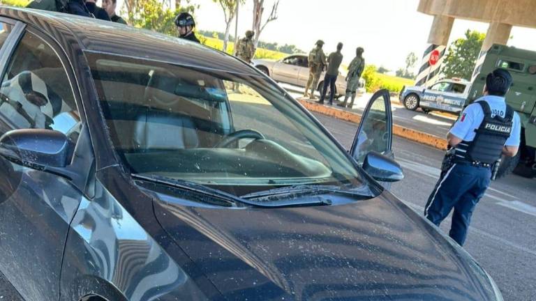 La Policía Municipal detiene a presunto ladrón de auto tras persecución en Las Mañanitas, en Culiacán.