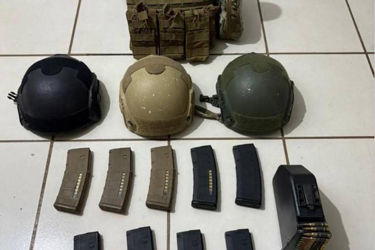 Asegura Policía Estatal vehículo robado, municiones y equipo táctico en Culiacán