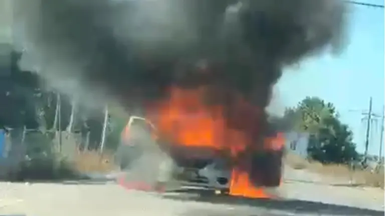 Un automóvil fue incendiado en una de las carreteras de Villa Juárez, Navolato.