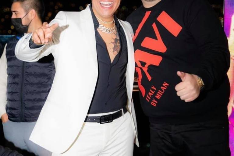 Eduin Caz lanza línea ropa y festeja con artistas del regional