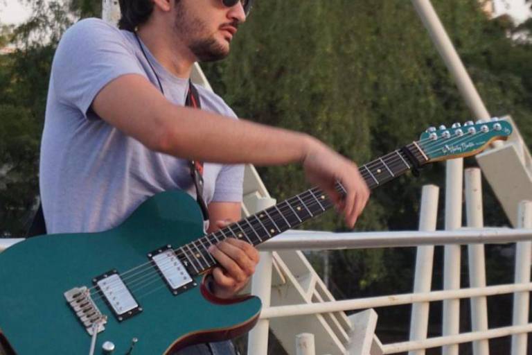 Con su guitarra, Víctor transmite su amor por la música