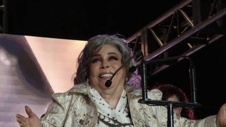 Recibe Verónica Castro el Premio Leyenda, en los Premios Aura, por 60 años de trayectoria.
