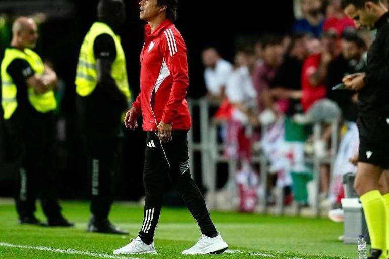 Matías Almeyda baja la euforia en el Sevilla tras golear al Barcelona