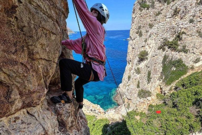 Belinda sufre un ‘accidente’ en sus vacaciones, mientras escalaba junto a Jared Leto