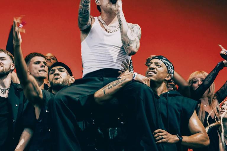 Peso Pluma se fractura un pie durante un concierto