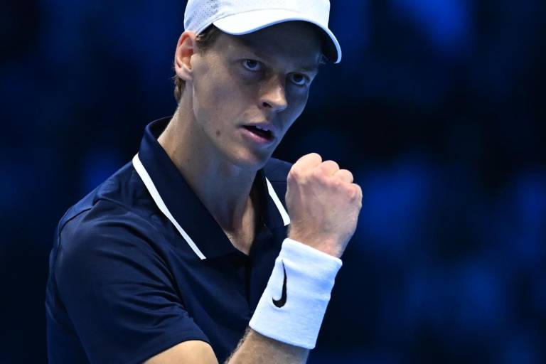 Jannik Sinner tumba a Taylor Fritz y roza las semifinales