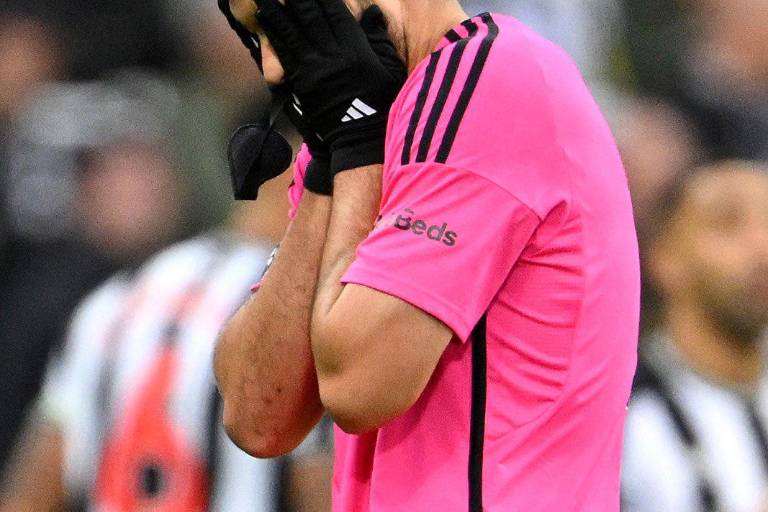 Raúl Jiménez es expulsado en el juego ante el Newcastle