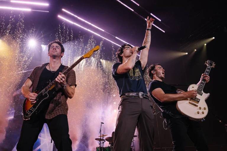 Presumen los Jonas Brothers colección de muñecos del Dr. Simi