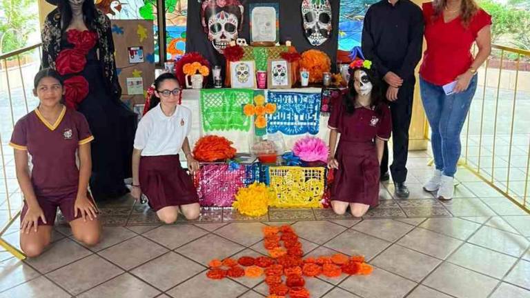 Alumnos de la Eti 5 festejaron el Día de Muertos con un altar en honor a Frida Kahlo.