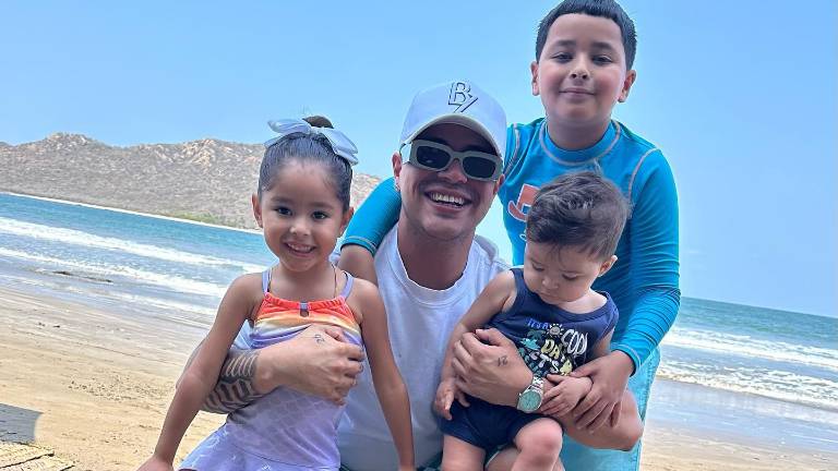 Eduin Caz celebra con sus hijos el Día del Padre.
