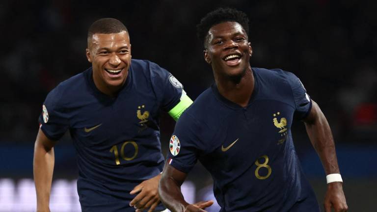 Kylian Mbappé y Aurélien Tchouameni festejan el primer gol de Francia.