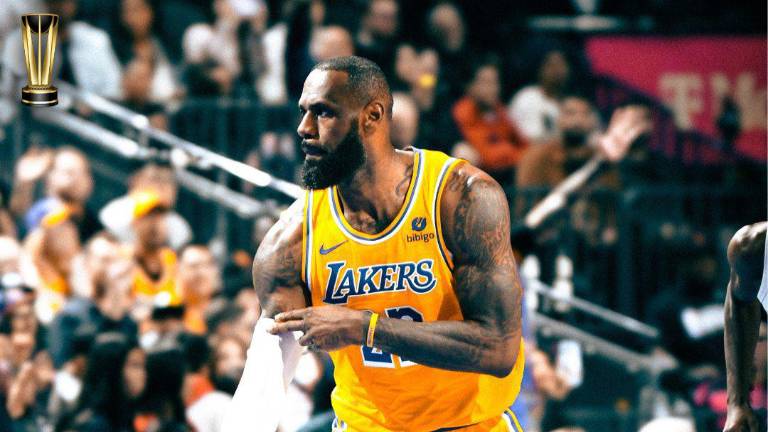 LeBron James metió 30 puntos.