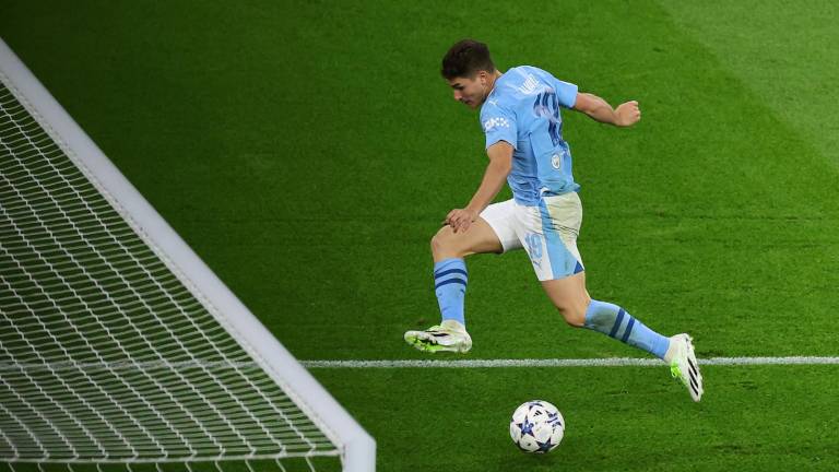 Julián Álvarez pisa el acelerador y Manchester City inicia la defensa de su título con triunfo