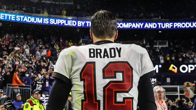 Tom Brady supera ante Patriots la marca de Drew Brees de yardas por aire de la NFL