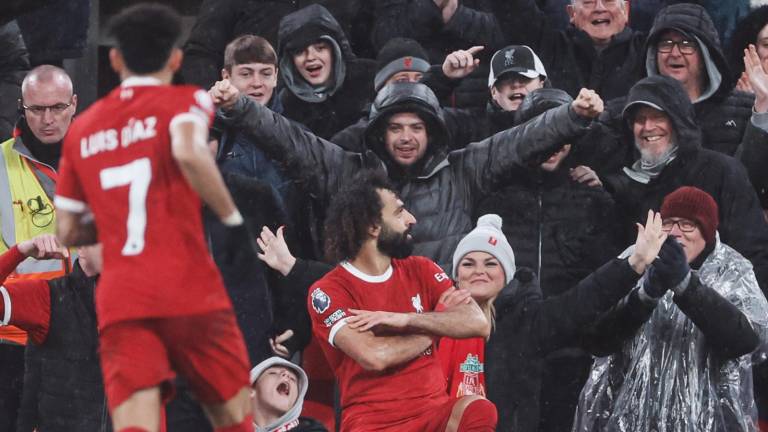 Mohamed Salah deja al Liverpool líder