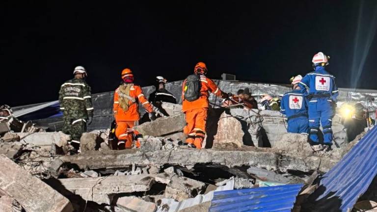 Equipos de rescate buscan sobrevivientes entre los escombros tras el terremoto que afectó a Colombia el 10 de agosto.