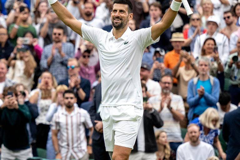 Novak Djokovic, mucha rodilla y mucho rodillo en su debut en Wimbledon