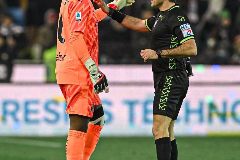 Detienen el Udinese-Milán por insultos racistas