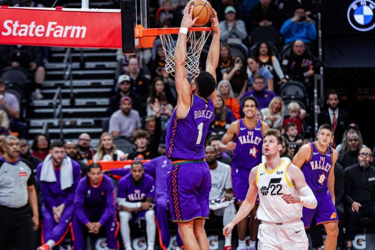Devin Booker lidera a los Suns en victoria sobre el Jazz