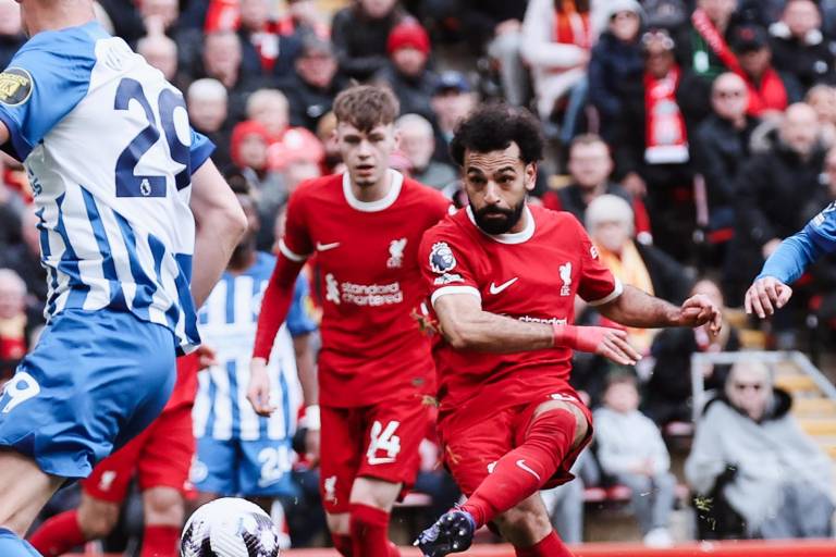 Liverpool aprovecha y regresa a la cima de la Premier League