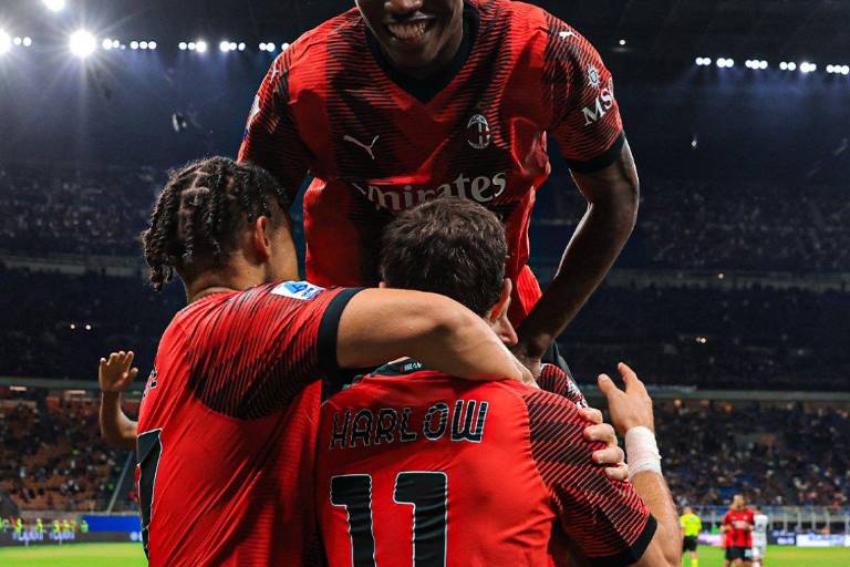 Milán golea al Cagliari y casi amarra subcampeonato