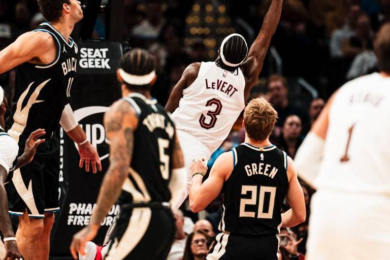 Bucks sufren estrepitosa derrota ante Cavaliers