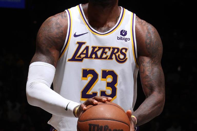 LeBron James sigue engrandeciendo su historia