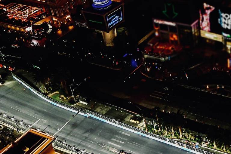 Checo Pérez sigue sin suerte: eliminado en Q1 del Gran Premio de Las Vegas; Russell se lleva la pole