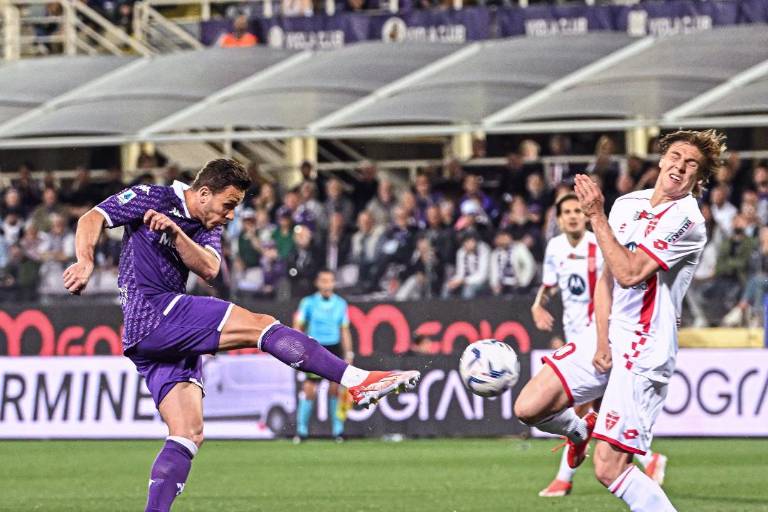 La Fiorentina remonta ante el Monza para mantenerse cerca de los puestos europeos