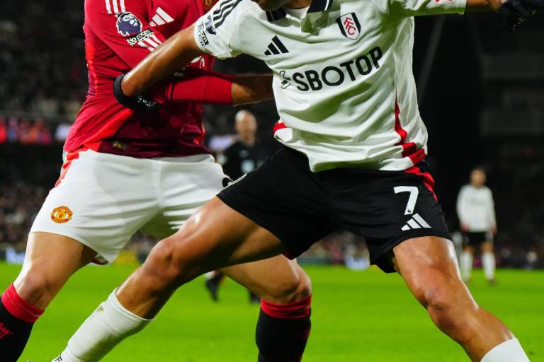 Manchester United supera al Fulham de Raúl Jiménez y escala posiciones