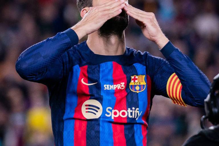 Rinden homenaje a Piqué en su último partido en el Camp Nou