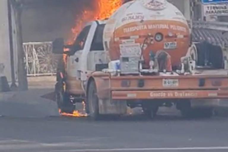 Incendio de vehículo con gas provoca cierre de avenida en el centro de Culiacán