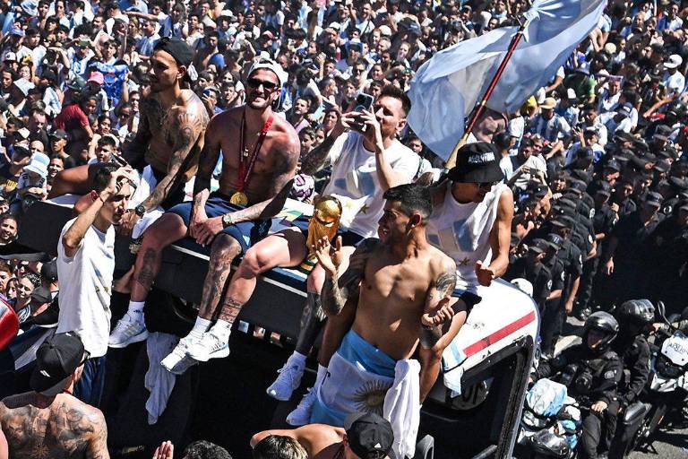 VIDEO: Aficionado intenta llegar a Messi y los jugadores y cae de un puente en los festejos de Argentina