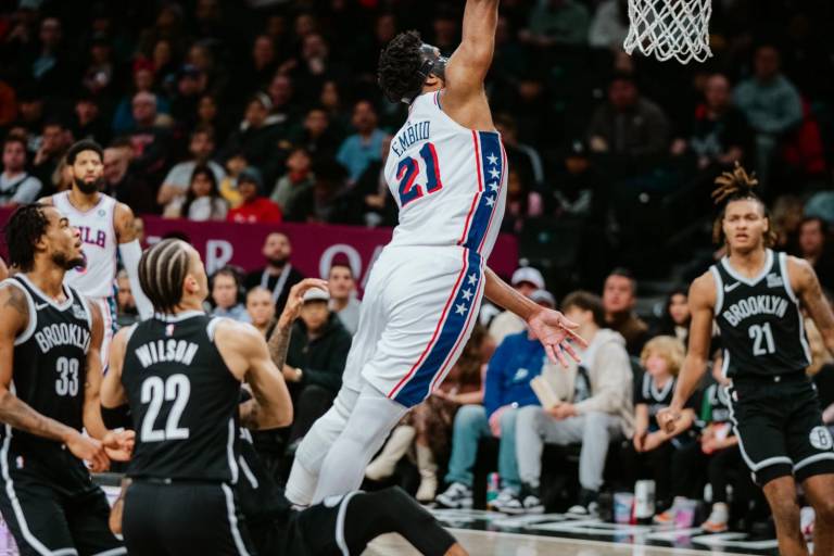 Embiid brilla en victoria de 76ers sobre Nets